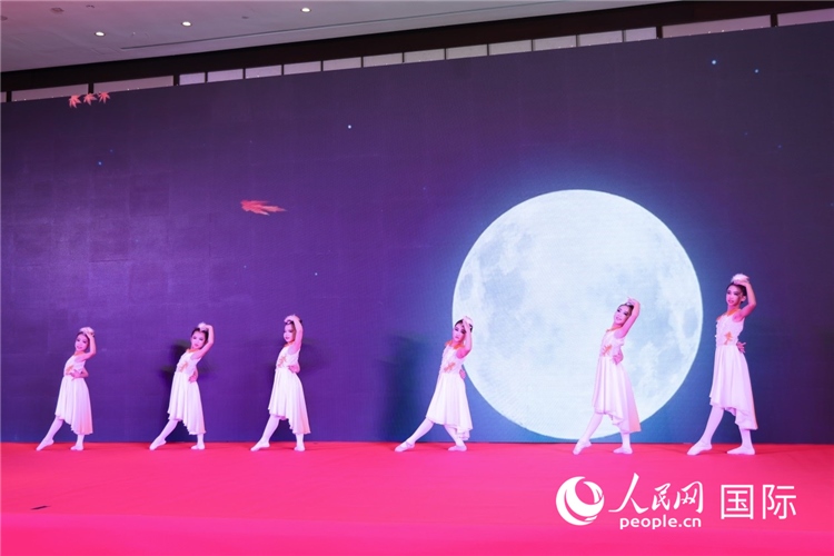 中國青少年歌舞表演。人民網(wǎng)記者任皓宇攝