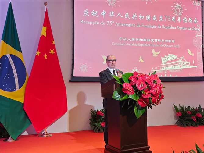 巴西外交部駐東北部地區(qū)辦公室主任德寶拉大使在招待會(huì)上致辭。 中國(guó)駐累西腓總領(lǐng)館供圖