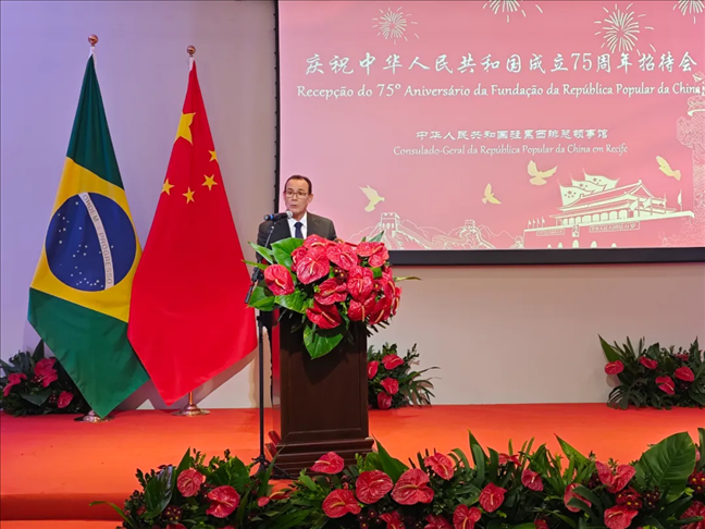 塞爾希培州州長(zhǎng)代表、副州長(zhǎng)索布拉爾在招待會(huì)上致辭。 中國(guó)駐累西腓總領(lǐng)館供圖
