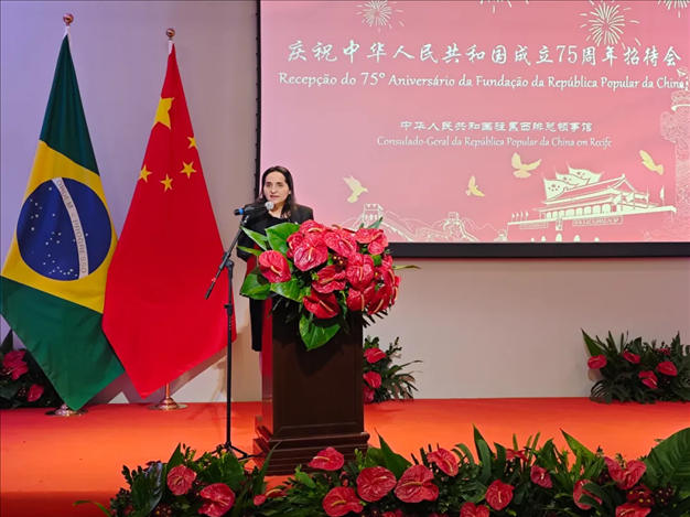 伯南布哥州州長(zhǎng)代表、科技廳長(zhǎng)維達(dá)爾在招待會(huì)上致辭。 中國(guó)駐累西腓總領(lǐng)館供圖