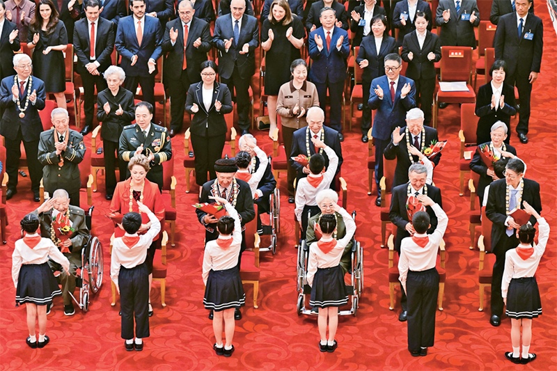 2024年9月29日，中華人民共和國(guó)國(guó)家勛章和國(guó)家榮譽(yù)稱號(hào)頒授儀式在北京人民大會(huì)堂隆重舉行。圖為少先隊(duì)員向國(guó)家勛章和國(guó)家榮譽(yù)稱號(hào)獲得者敬禮致意。 新華社記者 岳月偉/攝