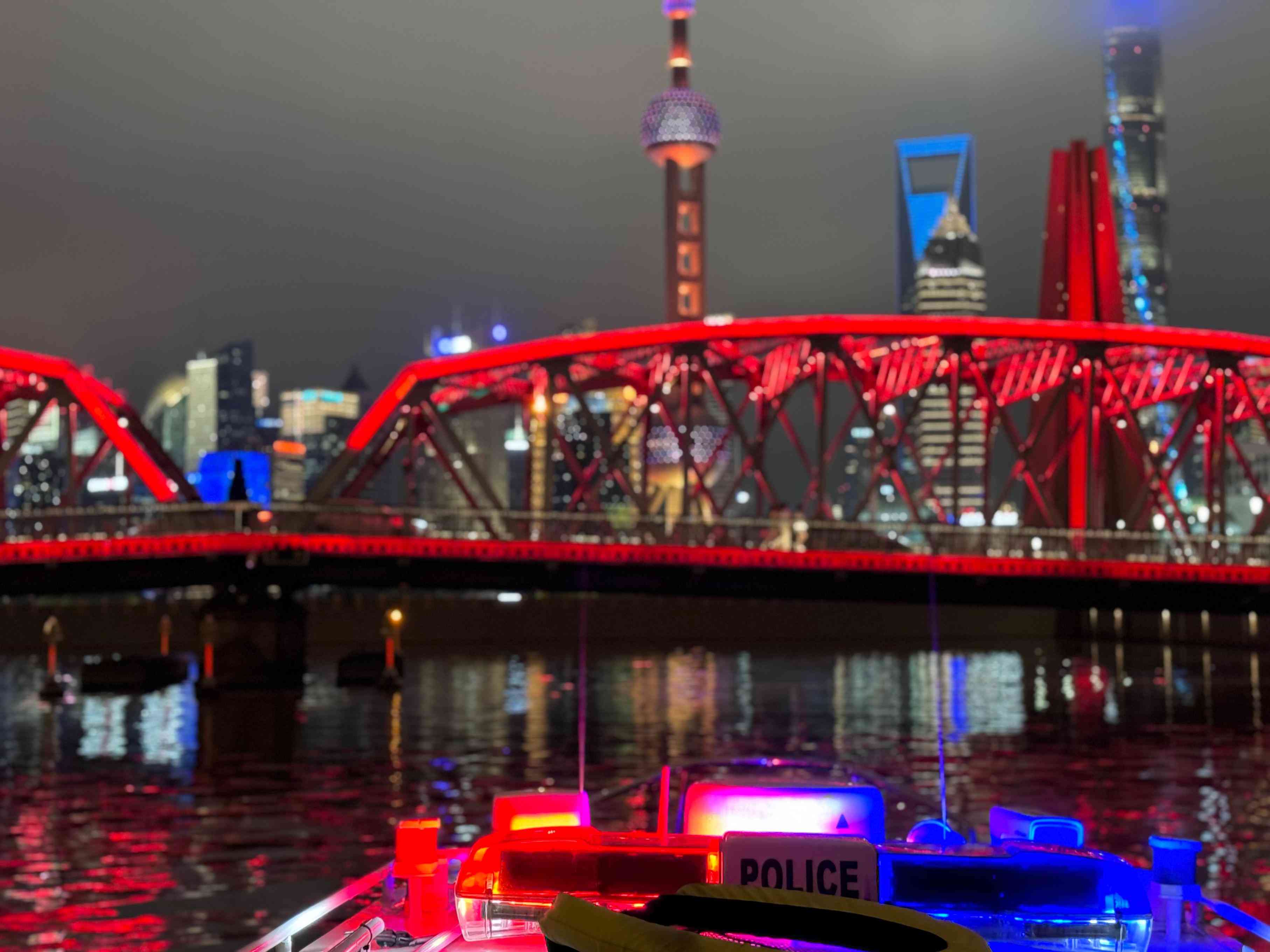 公安艇夜間巡邏。人民網(wǎng)記者 郝萍攝