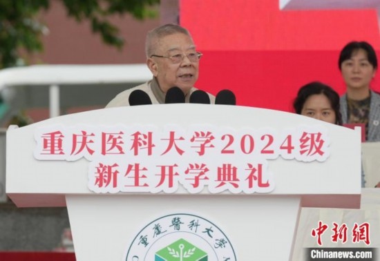 圖為陳宏礎(chǔ)教授為新生帶來“開學(xué)第一課”。中新網(wǎng)記者 周毅 攝