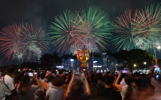 10月1日晚，香港國慶煙花匯演在維多利亞港舉行，慶祝中華人民共和國成立75周年。新華社記者 陳鐸 攝
