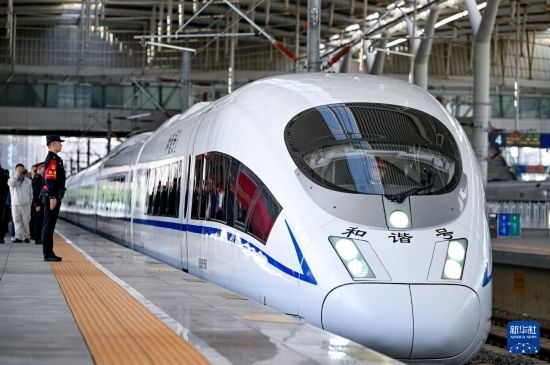 10月1日，由銀川開往惠農(nóng)的C8218次列車從銀川站駛出。