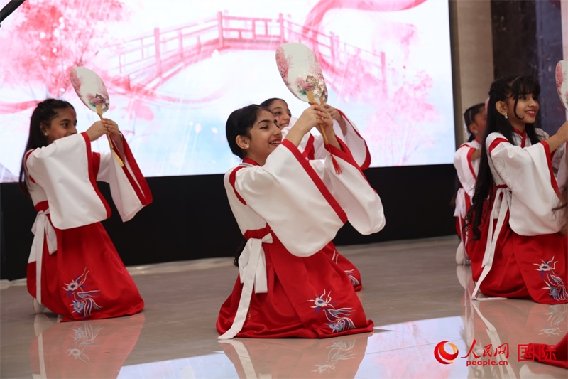 富查伊拉當?shù)貙W(xué)校學(xué)生表演節(jié)目。人民網(wǎng)記者任皓宇攝