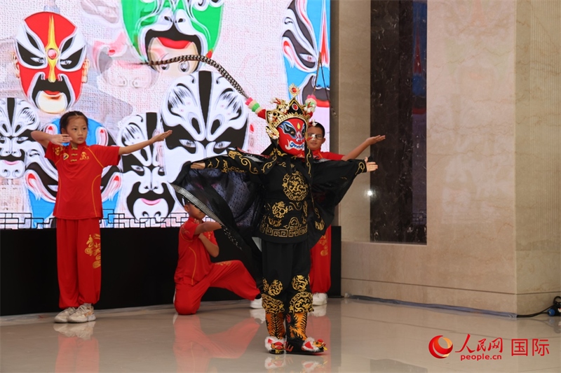 迪拜中國學(xué)校學(xué)生表演變臉。人民網(wǎng)記者任皓宇攝