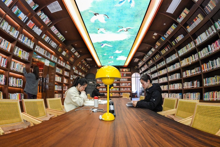 2024年1月4日，讀者在江西省宜春市袁州區(qū)珠泉街道獅子山公園城市書房內(nèi)閱讀、學習。新華社發(fā)（周亮 攝）