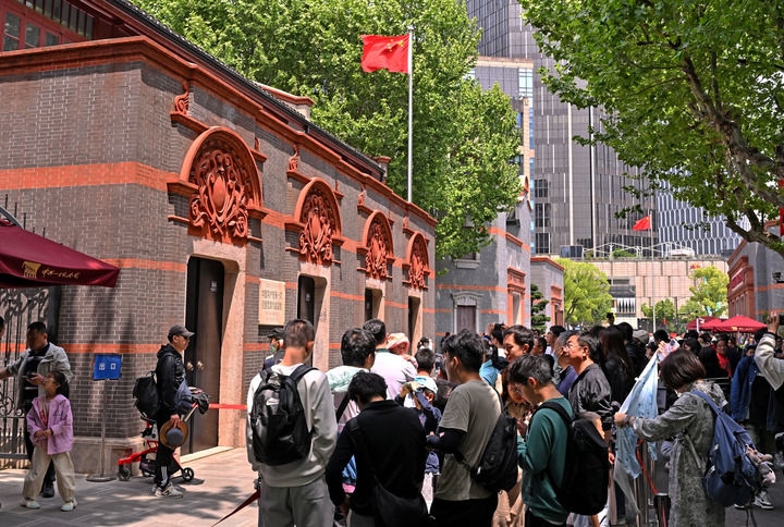 2024年5月3日，游客在位于上海的中共一大會址前參觀。新華社記者 劉穎 攝