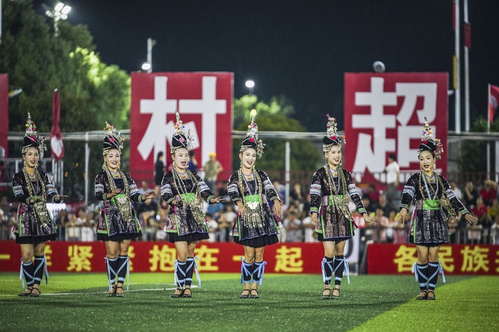 2024年9月28日，榕江縣侗族大歌隊的演員們在“村超”足球場上表演。當日，“發(fā)現(xiàn)中國之美·相約貴州村超”國際友誼賽在貴州省黔東南苗族侗族自治州榕江縣的“村超”足球場舉行。新華社記者 陶亮 攝