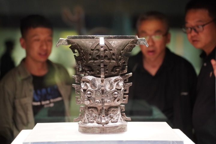 2024年5月9日，游客在陜西寶雞青銅器博物院內(nèi)參觀西周文物何尊。新華社記者 邵瑞 攝