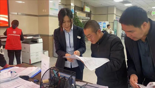 四川省成都市溫江區(qū)市場(chǎng)監(jiān)管局工作人員為群眾提供幫辦服務(wù)。圖片來源：人民網(wǎng)四川頻道