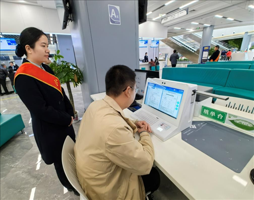 湖北省赤壁市市民在辦事人員的指導(dǎo)下填寫相關(guān)信息。圖片來源：人民網(wǎng)湖北頻道