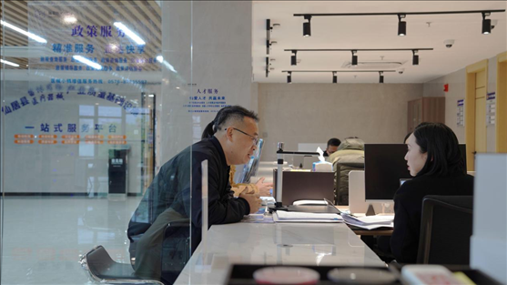 浙江省臺(tái)州市辦事群眾在政務(wù)服務(wù)中心咨詢業(yè)務(wù)辦理相關(guān)問題。圖片來源：人民網(wǎng)浙江頻道