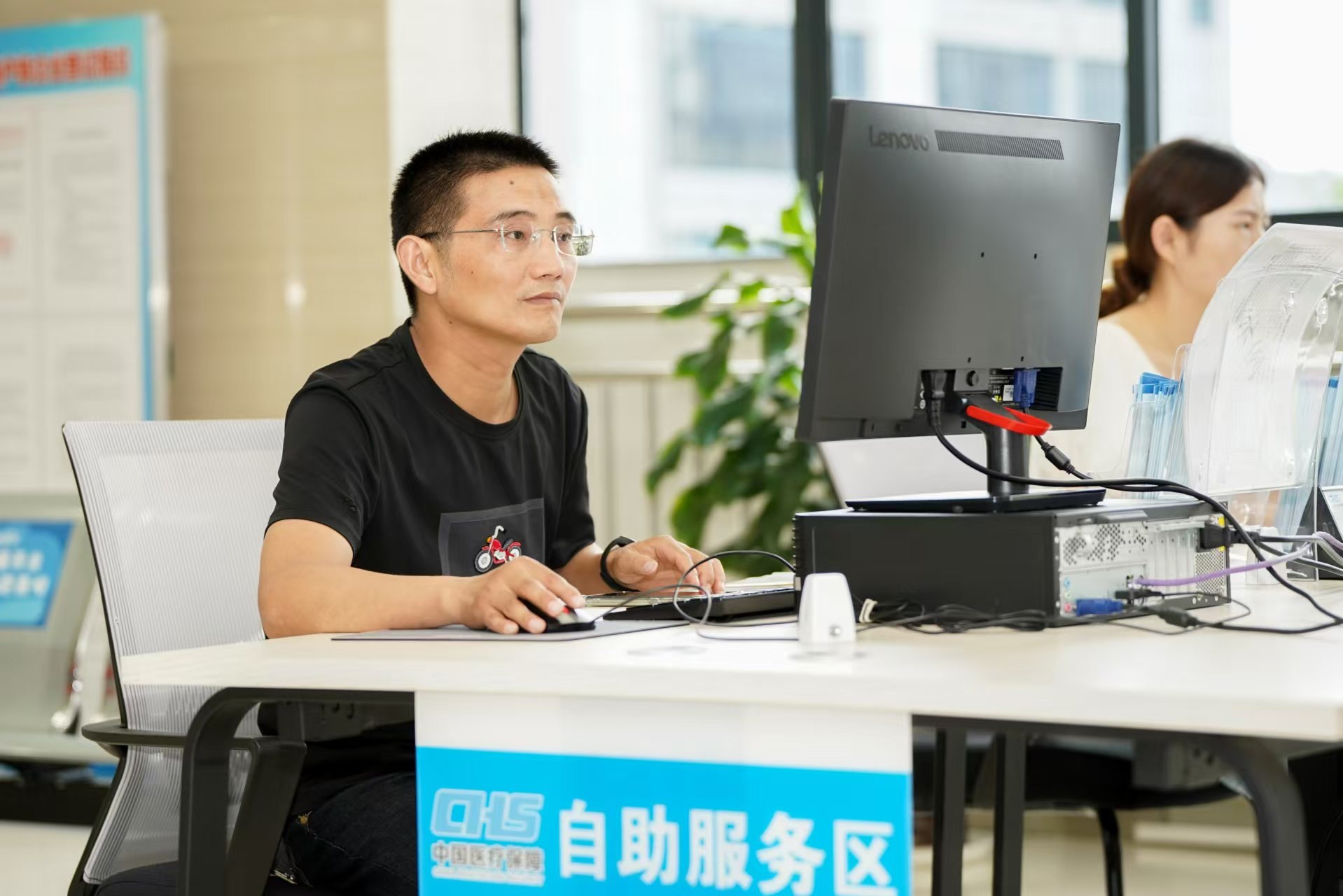 安徽省池州市市民在政務(wù)服務(wù)大廳自助辦理業(yè)務(wù)。圖片來源：人民網(wǎng)安徽頻道
