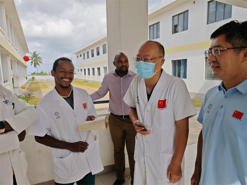 中桑醫(yī)護(hù)人員合作愉快。中國援桑醫(yī)療隊(duì) 供圖