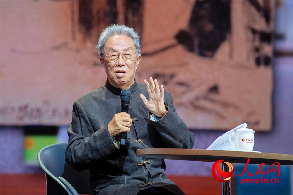 王蒙以《與時代同行 與人民同心》為題演講。人民網(wǎng)記者 翁奇羽攝