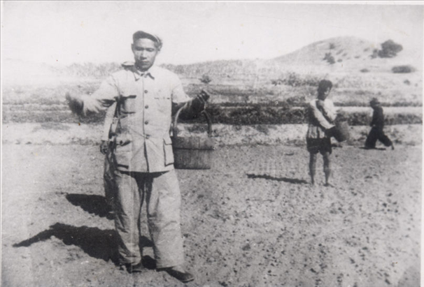 谷文昌（左）在田間與農(nóng)民一起勞動（資料照片）。