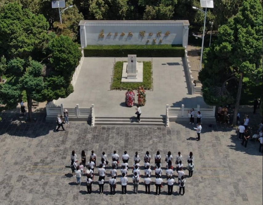 2021年6月24日，參觀者在位于河南省蘭考縣的焦裕祿紀念園瞻仰焦裕祿烈士墓（無人機照片）。新華社記者 李安 攝