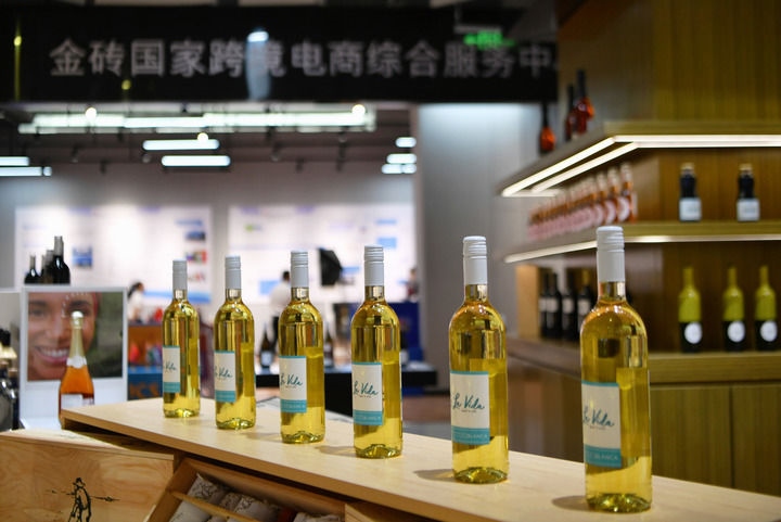 這是位于廈門的金磚國家商品服務(wù)中心內(nèi)展示的商品（2022年6月23日攝）。中心將經(jīng)貿(mào)合作與跨境電商有機結(jié)合，通過專題推廣、直播帶貨等各種線上線下銷售渠道，促進(jìn)金磚國家優(yōu)質(zhì)產(chǎn)品對接中國市場，共同把握發(fā)展機遇。新華社記者 魏培全 攝