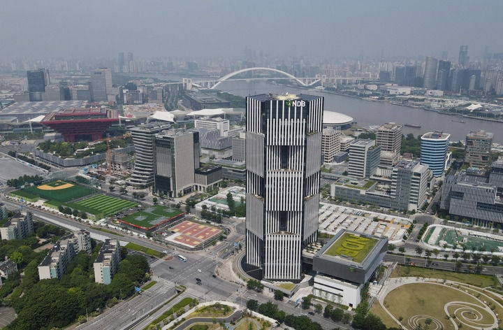 位于上海浦東新區(qū)世博園區(qū)的金磚國家新開發(fā)銀行總部大樓（2022年6月17日攝，無人機照片）。新華社記者 方喆 攝
