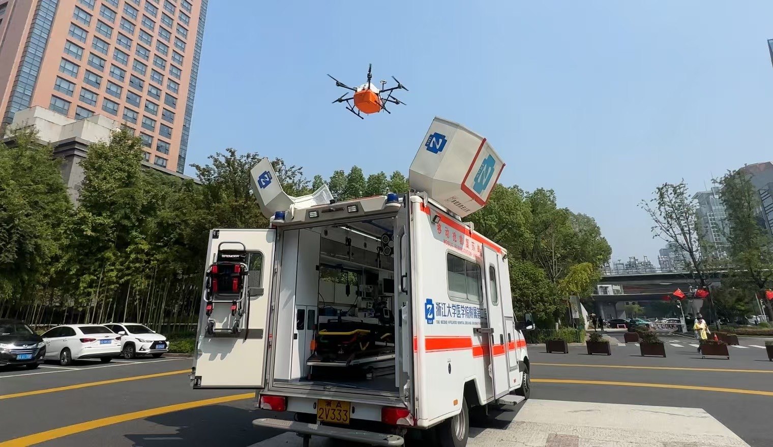 浙江大學醫(yī)學院附屬第二醫(yī)院5G急救車搭載的無人機正在起飛。人民網(wǎng)記者 申佳平攝