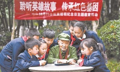 圖為89歲的抗美援朝老兵楊克美在向孩子們講述英雄故事。徐偉攝