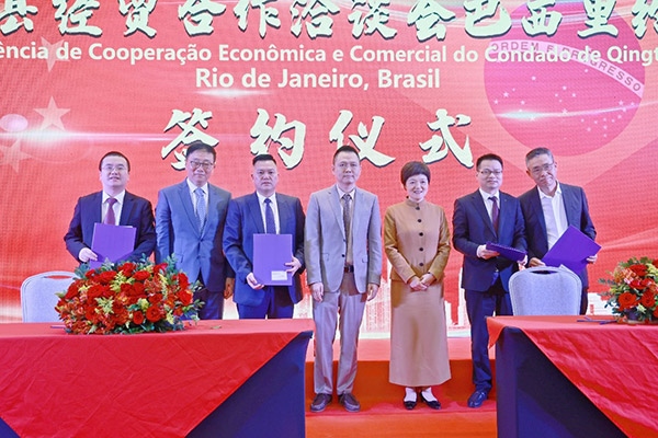 企業(yè)家在活動現(xiàn)場參與項目簽約儀式。人民網記者 陳海琪攝