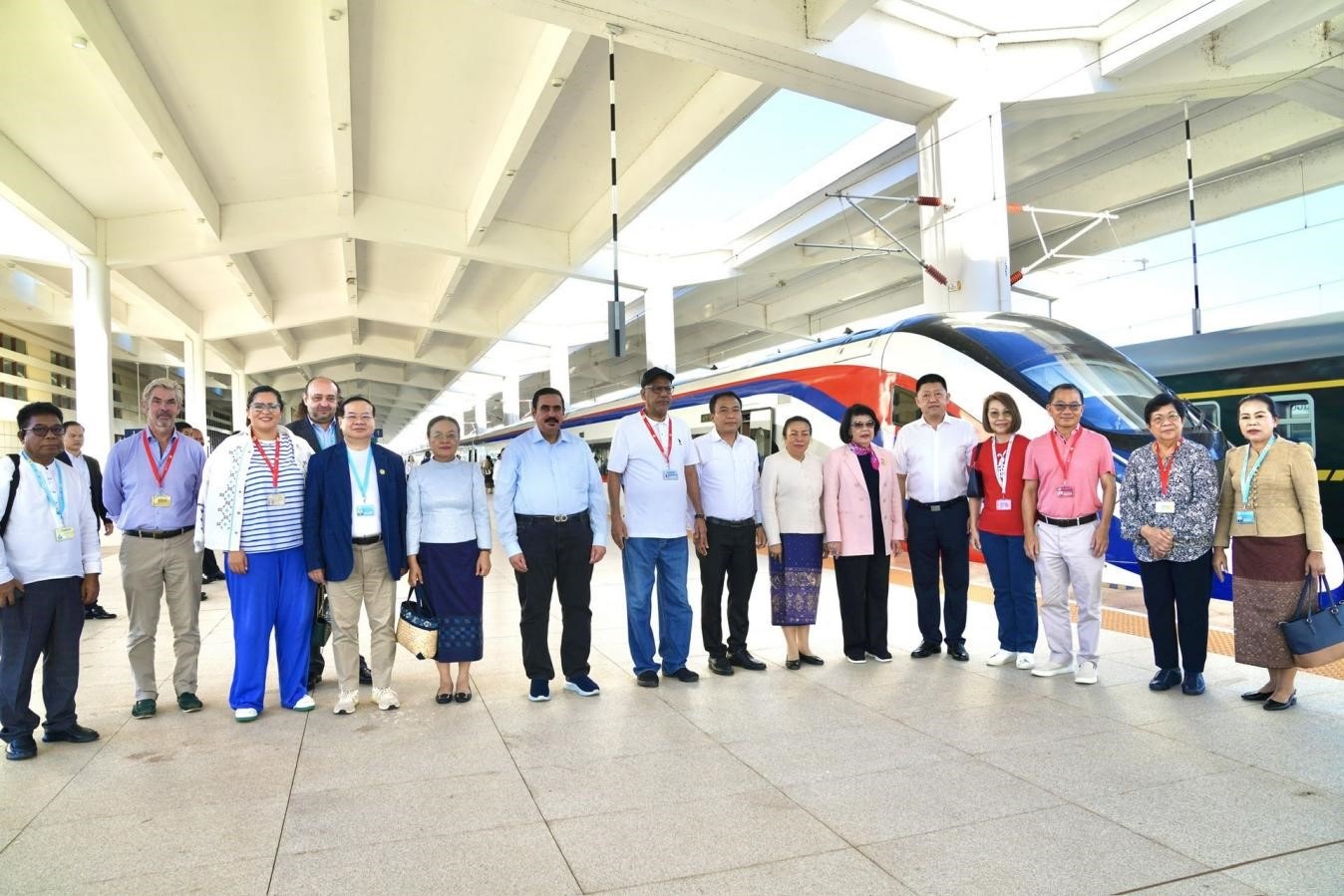 東盟議會聯(lián)盟大會代表團(tuán)與中老鐵路“瀾滄號”動車合影留念。老中鐵路有限公司供圖