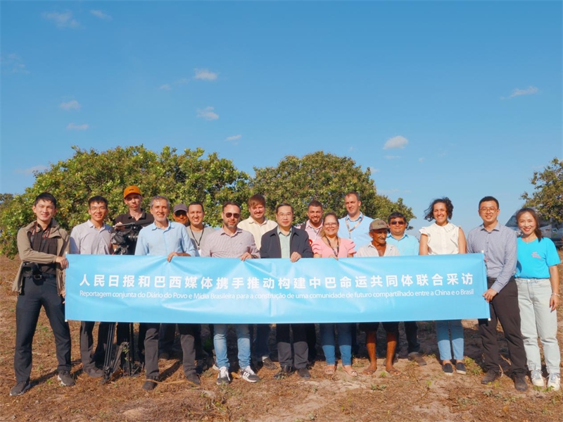 當(dāng)?shù)貢r(shí)間10月24日至25日，人民日報(bào)社攜手巴西主流媒體在巴西東北部北里奧格蘭德州開展聯(lián)合采訪，拉開了以“攜手推動(dòng)構(gòu)建中巴命運(yùn)共同體”為主題的人民日報(bào)和巴西媒體聯(lián)合采訪序幕。圖為參加聯(lián)合采訪的中巴兩國記者與受益于中國企業(yè)扶貧項(xiàng)目的若昂卡馬拉市民眾合影。 人民日報(bào)和巴西媒體聯(lián)合采訪團(tuán)供圖