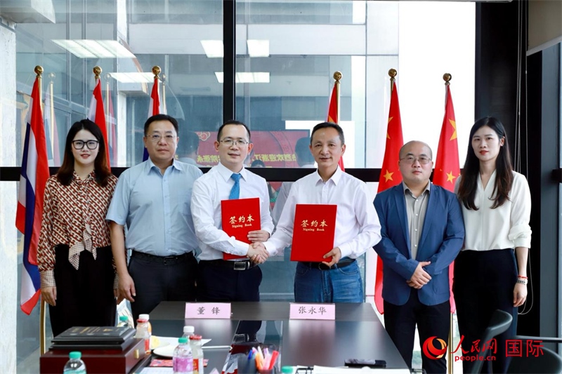 會談現(xiàn)場。左三為泰中僑商聯(lián)合會副主席董峰；右三為浙江大學光華法學院黨委書記張永華。人民網(wǎng)記者 簡承淵攝