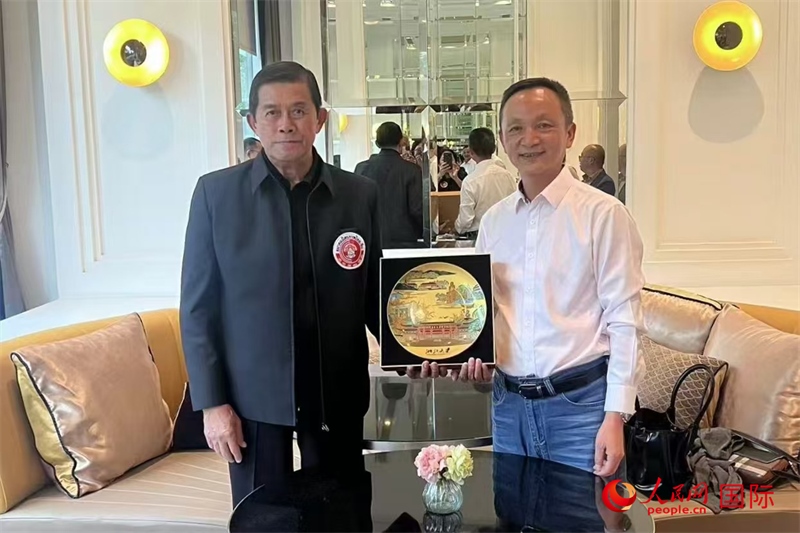 泰中友好協(xié)會會長、泰國前副總理功·塔帕朗西（左一）會見浙大團組一行。人民網(wǎng)記者 簡承淵攝