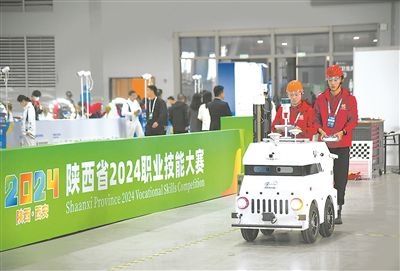 參賽選手在陜西省2024職業(yè)技能大賽新能源汽車智能化技術(shù)賽項比賽中。新華社記者 張博文攝