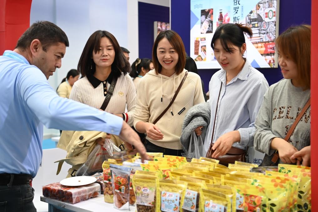 10月25日，觀眾在楊凌農(nóng)高會上合組織國家農(nóng)業(yè)展區(qū)了解農(nóng)產(chǎn)品。新華社記者 鄒競一 攝