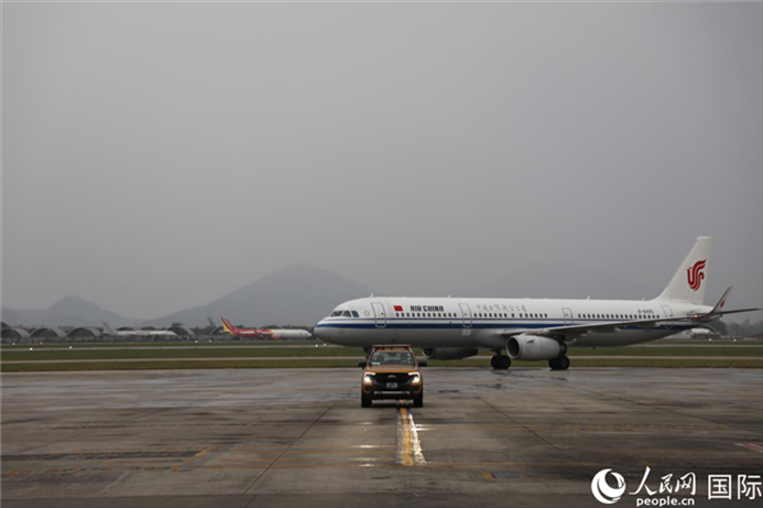 國航上?！觾?nèi)首班飛機(jī)抵達(dá)河內(nèi)內(nèi)排機(jī)場。人民網(wǎng)記者 楊曄攝