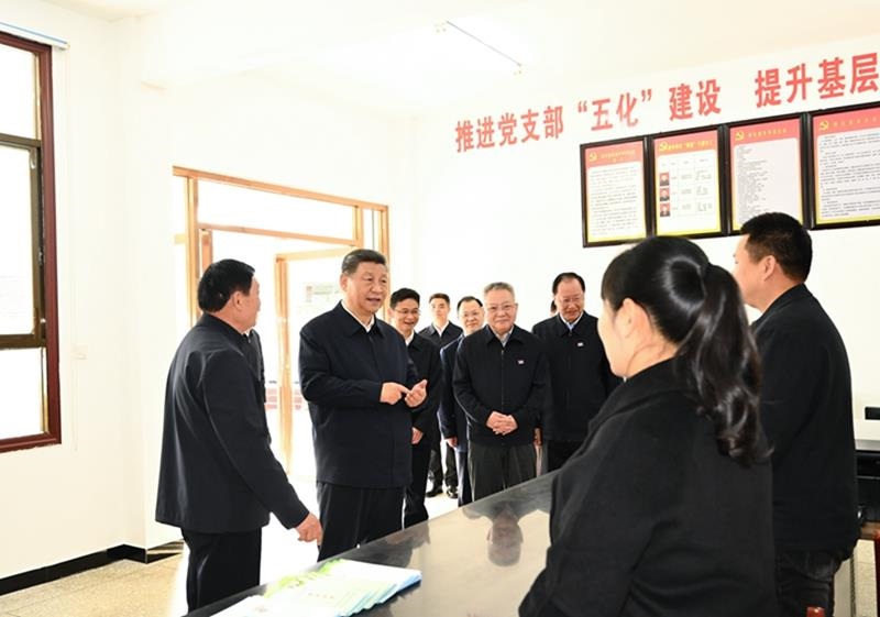 △2024年3月19日，習近平總書記在湖南省常德市鼎城區(qū)謝家鋪鎮(zhèn)港中坪村黨群服務中心了解當?shù)貫榛鶎訙p負、提升基層治理效能等情況。