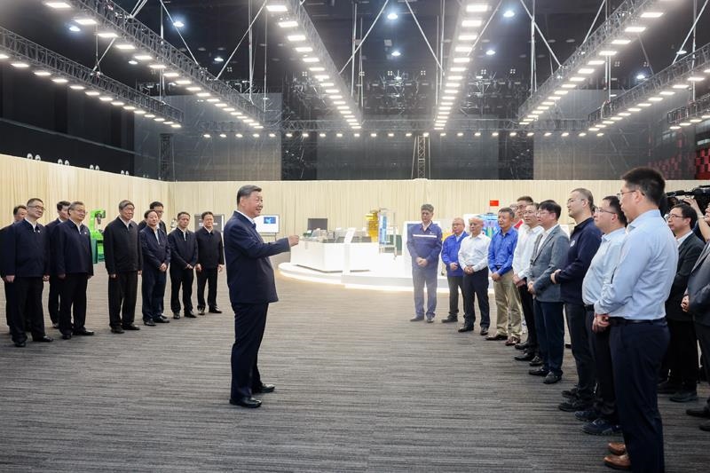 △2024年10月17日，習近平總書記在安徽合肥濱湖科學城考察時，同現(xiàn)場科研人員和企業(yè)負責人親切交流。