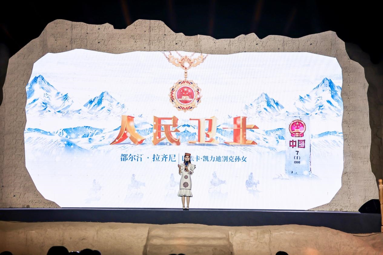 都爾汗·拉齊尼在“何以中國·五星出東方”網絡主題宣傳活動現(xiàn)場演講。人民視頻供圖
