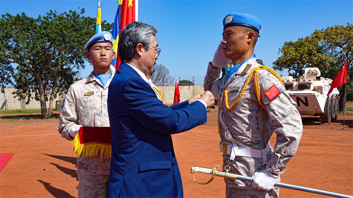 中國(guó)駐南蘇丹大使馬強(qiáng)為維和官兵授勛。謝坤攝