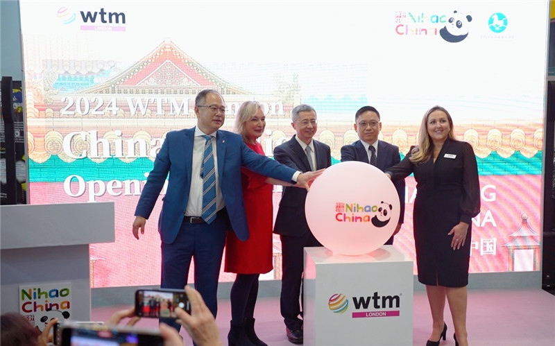 中外嘉賓為中國館開幕點亮水晶球。吳若鳴攝