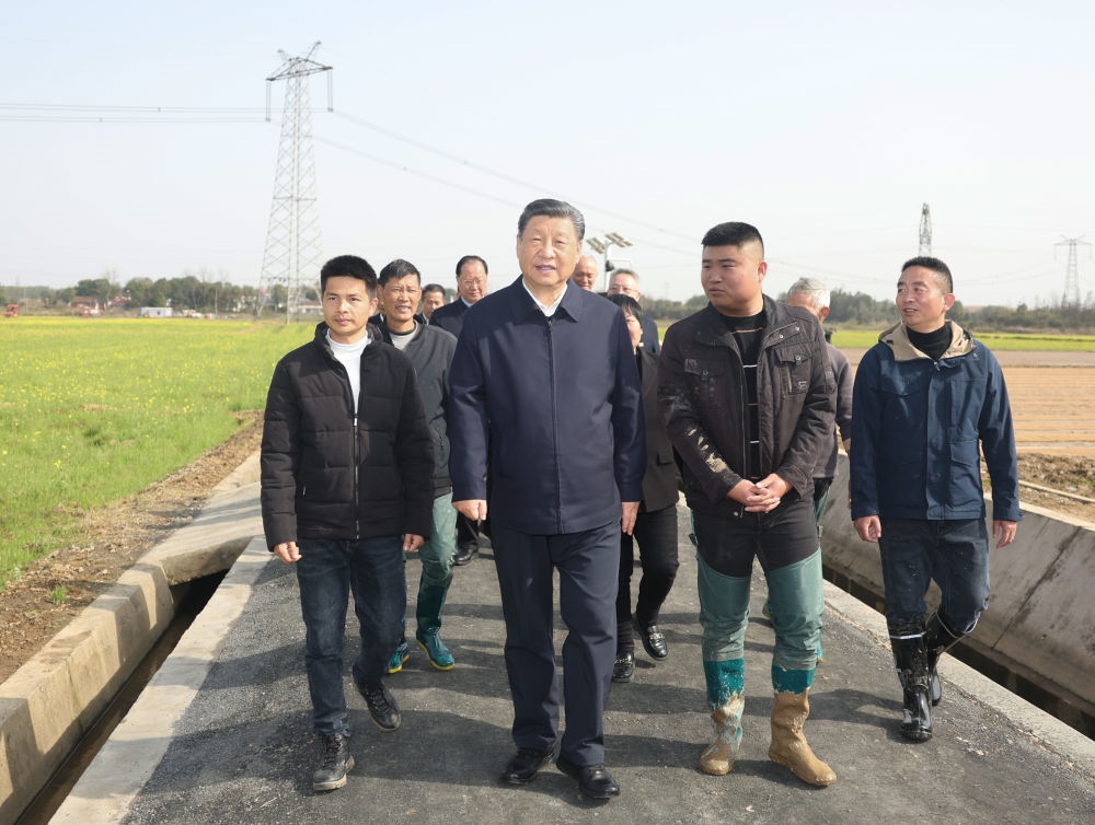 2024年3月19日，習(xí)近平在湖南省常德市鼎城區(qū)謝家鋪鎮(zhèn)港中坪村，同種糧大戶、農(nóng)技人員、基層干部親切交流。習(xí)近平強(qiáng)調(diào)：“要建設(shè)好高標(biāo)準(zhǔn)農(nóng)田，推行適度規(guī)模經(jīng)營，加強(qiáng)政策支持和示范引領(lǐng)，加大良種、良機(jī)、良法推廣力度，在精耕細(xì)作上下功夫，進(jìn)一步把糧食單產(chǎn)和品質(zhì)提上去，讓種糧也能夠致富，進(jìn)而吸引更多農(nóng)戶參與發(fā)展現(xiàn)代化大農(nóng)業(yè)，真正把中國特色農(nóng)業(yè)現(xiàn)代化之路走穩(wěn)走扎實(shí)。”
