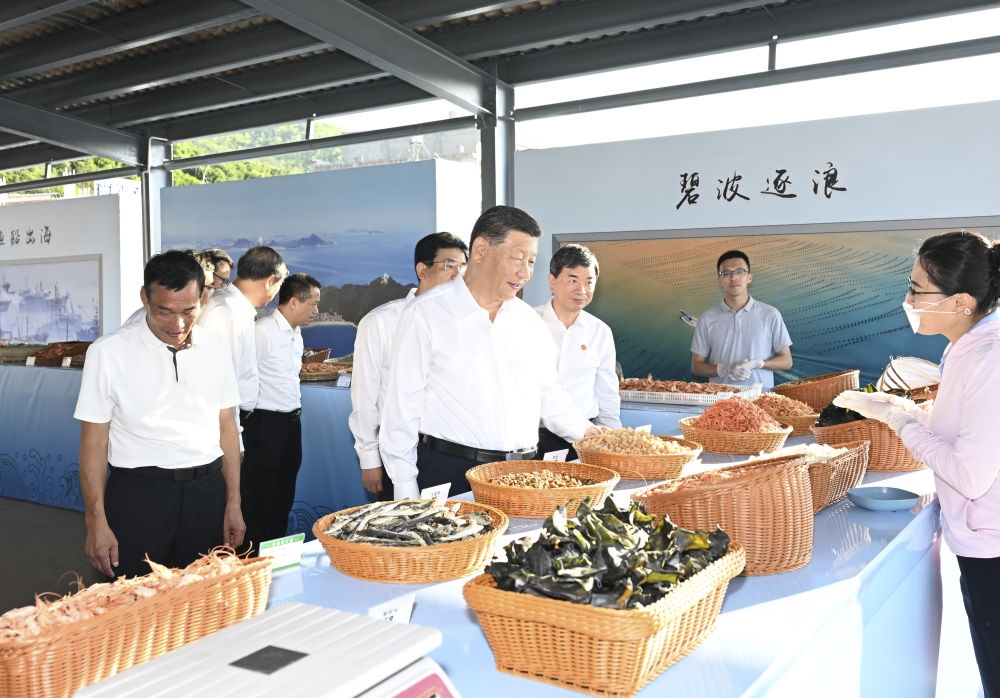 2024年10月15日，習(xí)近平在福建省漳州市東山縣陳城鎮(zhèn)澳角村考察時(shí)，了解海鮮干貨和漁獲產(chǎn)品交易情況。習(xí)近平指出：“村級(jí)黨組織要發(fā)揮火車頭作用，帶領(lǐng)鄉(xiāng)親們做好‘?！奈恼拢卩l(xiāng)村振興、共同富裕的道路上一往無前。”