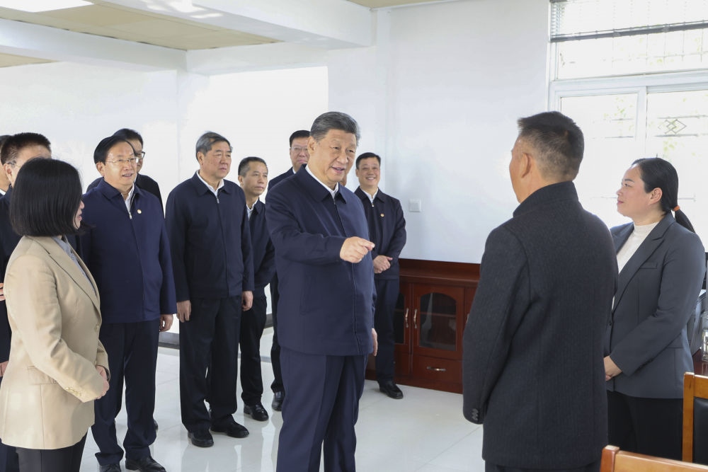 2024年11月5日，習(xí)近平在湖北省咸寧市嘉魚縣潘家灣鎮(zhèn)四邑村黨群服務(wù)中心考察。習(xí)近平指出：“要持續(xù)為基層減負(fù)，讓基層干部能夠用更多時(shí)間和精力來服務(wù)群眾?！? width=