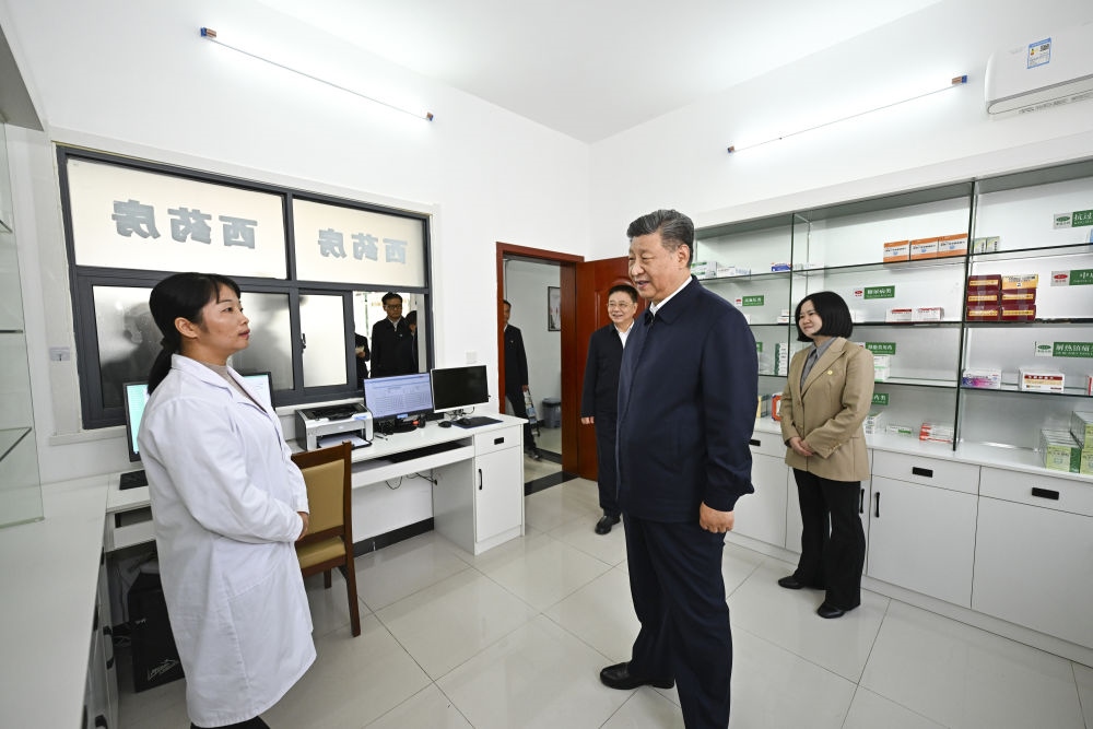 2024年11月5日，習(xí)近平在湖北省咸寧市嘉魚縣潘家灣鎮(zhèn)四邑村衛(wèi)生室考察。習(xí)近平指出：“要進(jìn)一步加強(qiáng)黨建引領(lǐng)，抓住‘一老一小’這個(gè)重點(diǎn)，更加精準(zhǔn)有效地為群眾排憂解難?！? width=