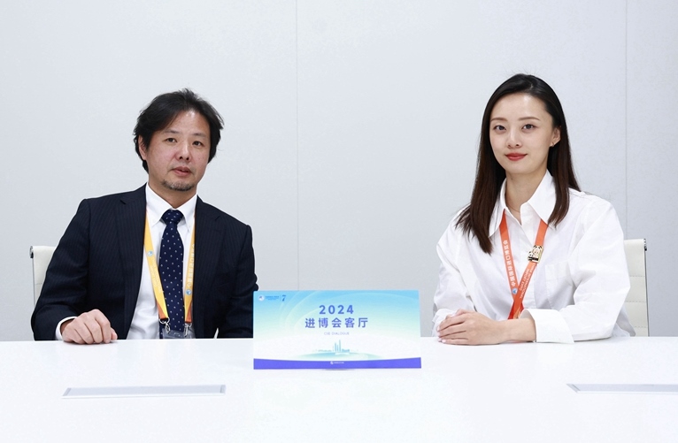 豐田汽車（中國）投資有限公司副總經理劉鵬做客“2024進博會客廳”欄目。人民網 歐陽易佳攝