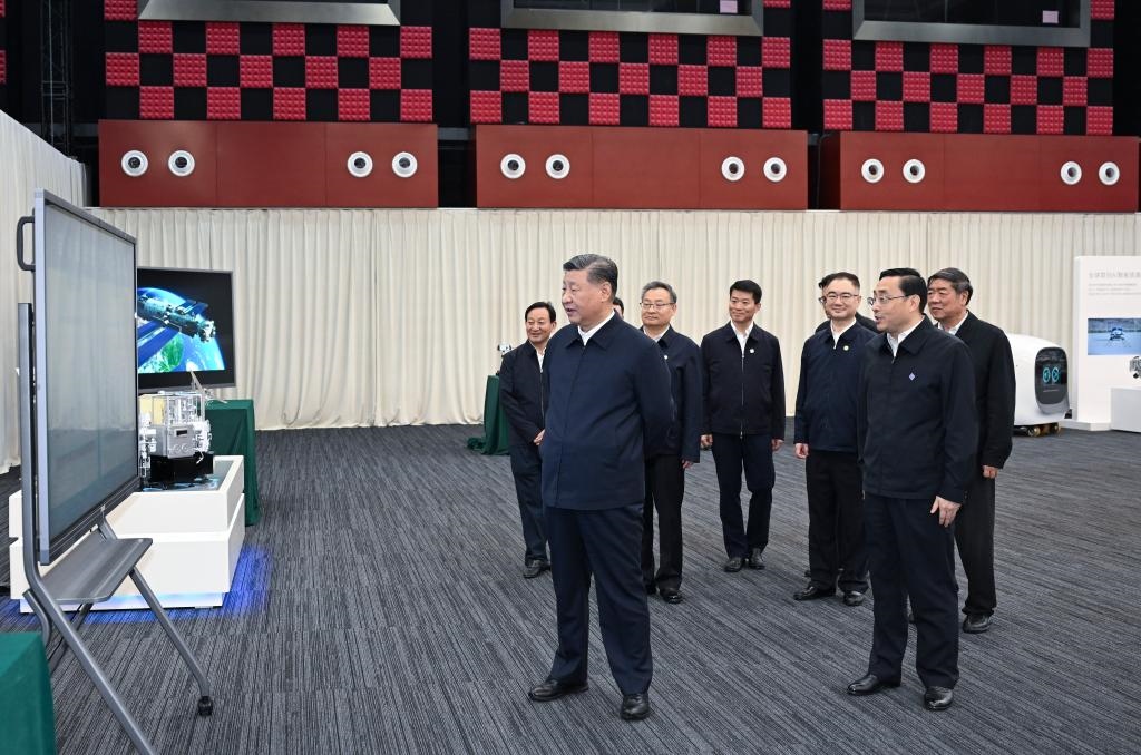 2024年10月17日，習(xí)近平總書記在合肥濱湖科學(xué)城察看安徽省重大科技創(chuàng)新成果集中展示。新華社記者 謝環(huán)馳 攝