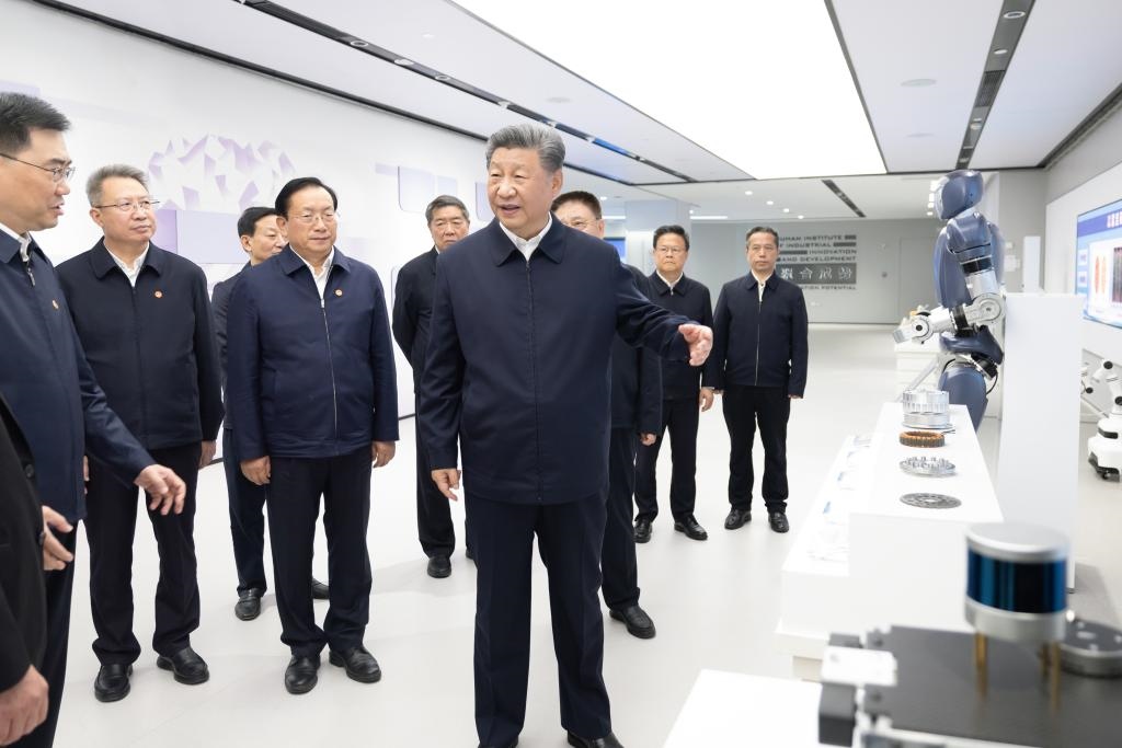 2024年11月5日，習(xí)近平總書記在武漢產(chǎn)業(yè)創(chuàng)新發(fā)展研究院考察。新華社記者 鞠鵬 攝