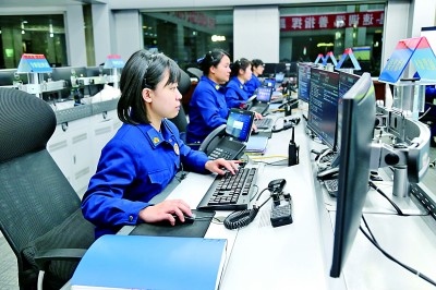  廣東省廣州市消防救援支隊(duì)指揮中心的接警調(diào)度員24小時(shí)待命。圖片由國家消防救援局提供