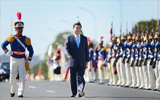 當(dāng)?shù)貢r(shí)間2014年7月17日，國(guó)家主席習(xí)近平在巴西利亞出席時(shí)任巴西總統(tǒng)舉行的歡迎儀式。 新華社記者謝環(huán)馳攝