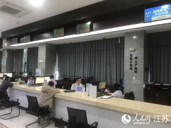 像這樣的“高頻事項(xiàng)一平臺(tái)”辦理專窗，正在江蘇各地基層便民服務(wù)中心鋪開。人民網(wǎng) 俞楊攝